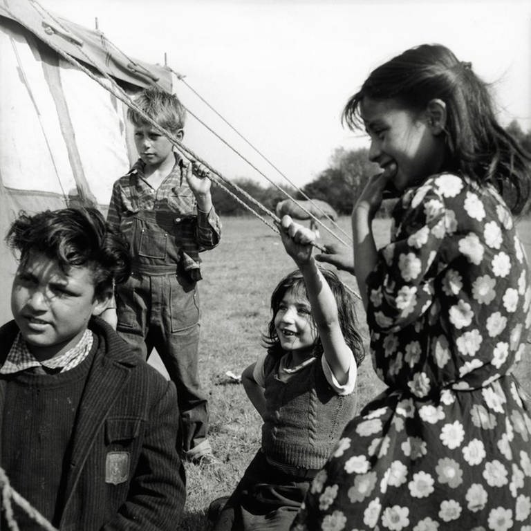 Kinder in einem Sinti und Roma-Lager bei Paris, 1957