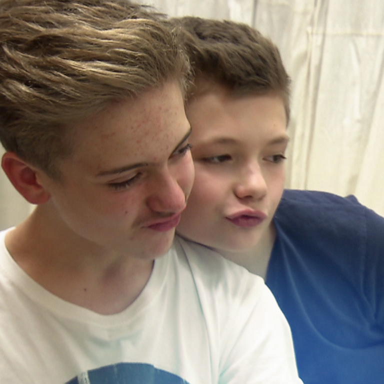 Zwei Teenager Jungs staunen über ihre neuen Frisuren