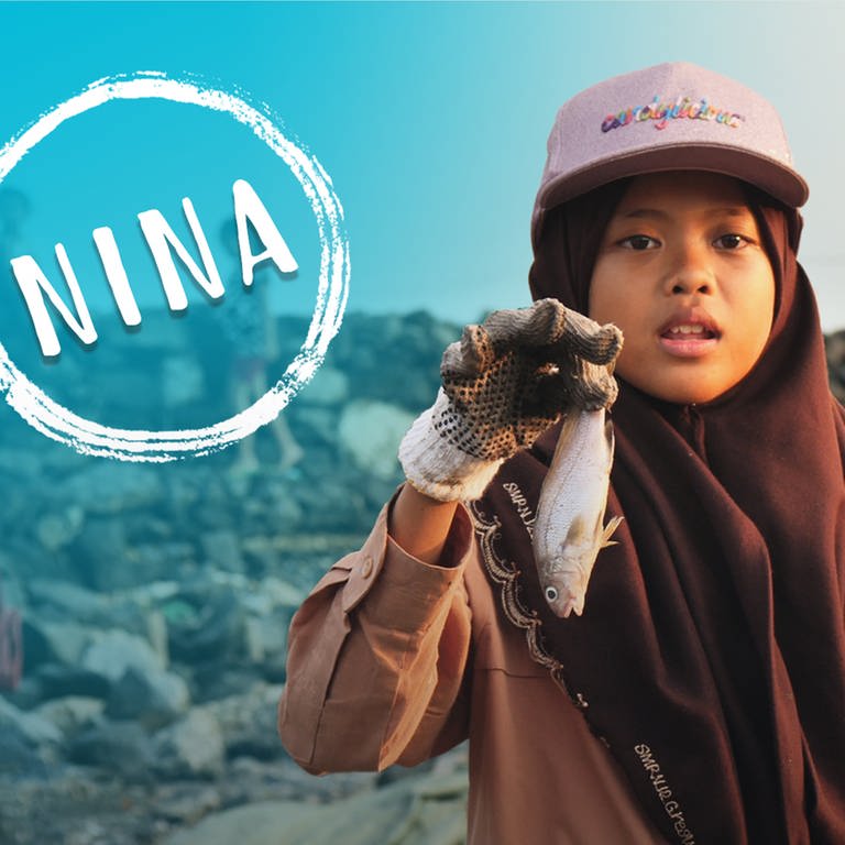 Nina hält einen toten Fisch in der Hand, den sie bei einer Müllsammelaktion mit ihrer Pfadfindergruppe gefunden hat. (Foto: SWR)