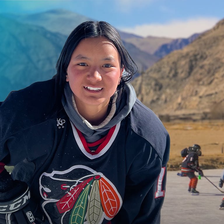 Mädchen spielt Eishockey vor Bergkulisse (Foto: SWR)