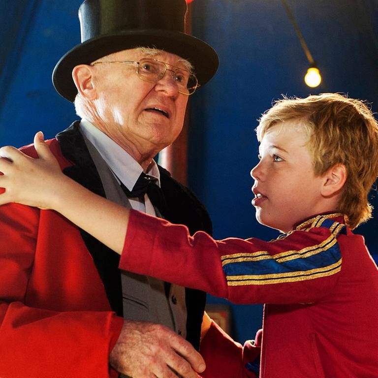 Darsteller der Serie "Tiere bis unters Dach": Tim mit seinem Opa im Zirkus