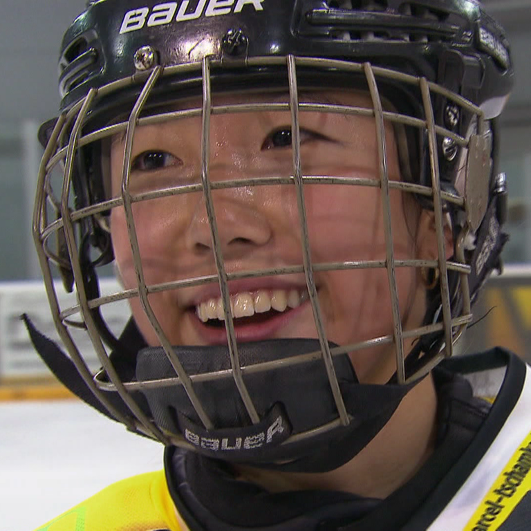 Lola Liang in ihrem Eishockey-Outfit