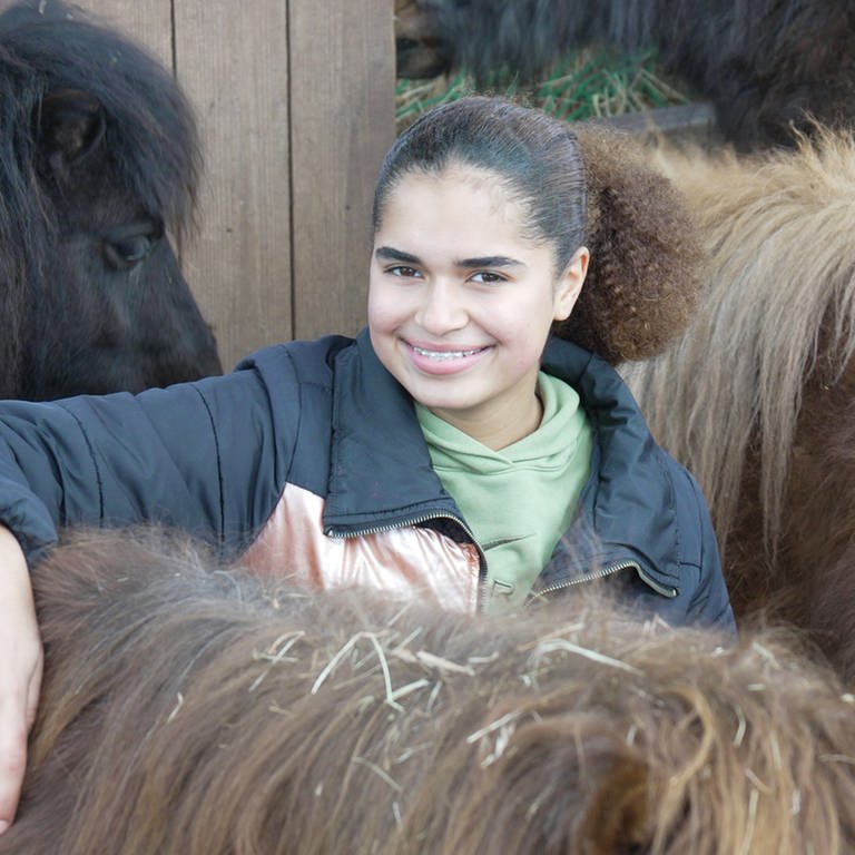 Reporterin Filipa umringt von Pferden (Foto: SWR)