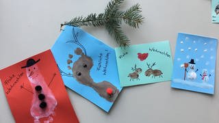 Selbst gemachte Weihnachtskarten aus Fuß- und Fingerabdrücken. (Foto: SWR, SWR)