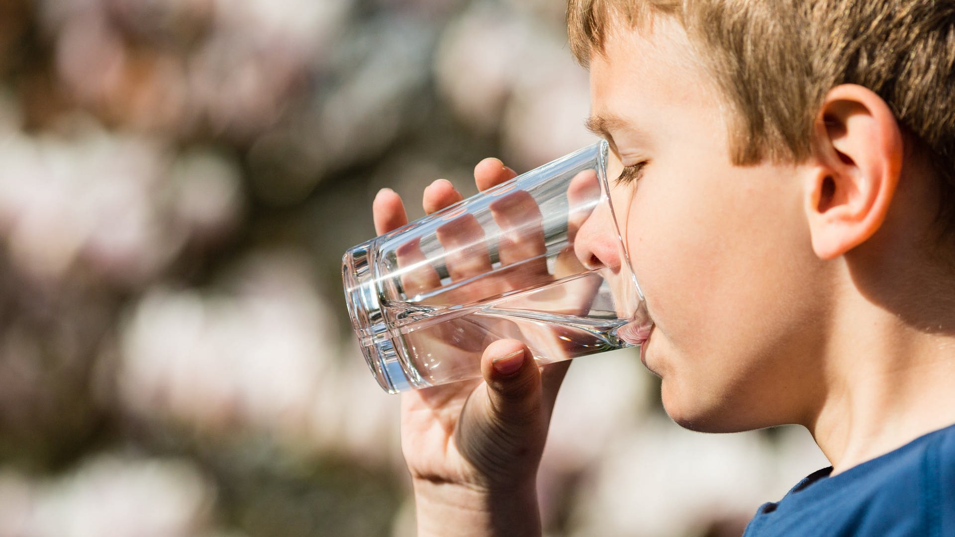 Ein Junge trinkt ein Glas Wasser (Foto: Colourbox)