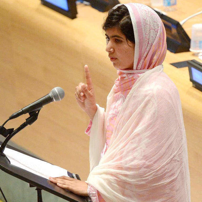 Malala Yousafzai vor dem Mikrofon (Foto: picture-alliance / Reportdienste, dpa picture-alliance)