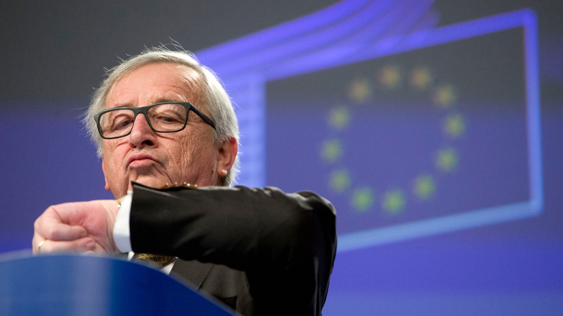 Jean-Claude Juncker schaut auf seine Uhr (Foto: picture-alliance / Reportdienste, Virginia Mayo/AP/dpa)
