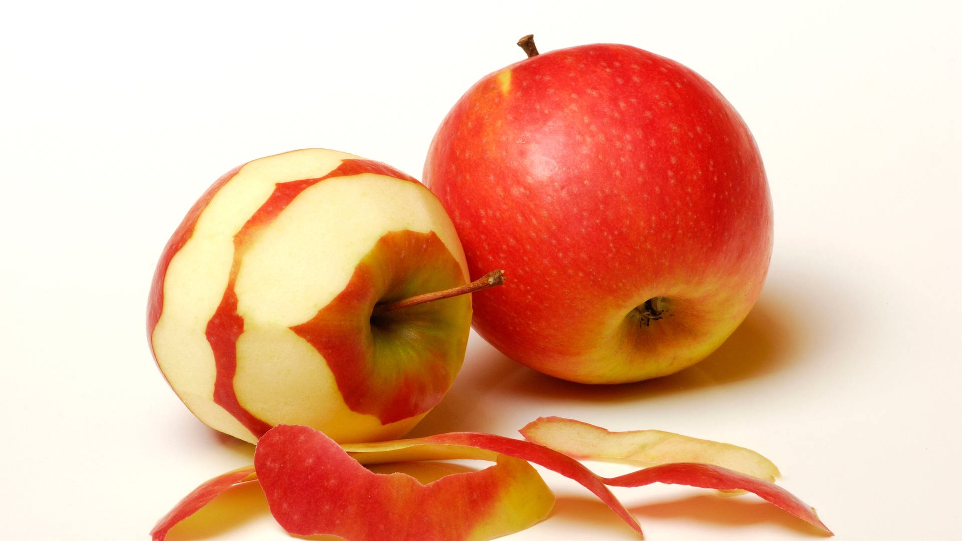 Geschälter und ungeschälter Apfel (Foto: picture-alliance / Reportdienste, imageBROKER | J. Pfeiffer)