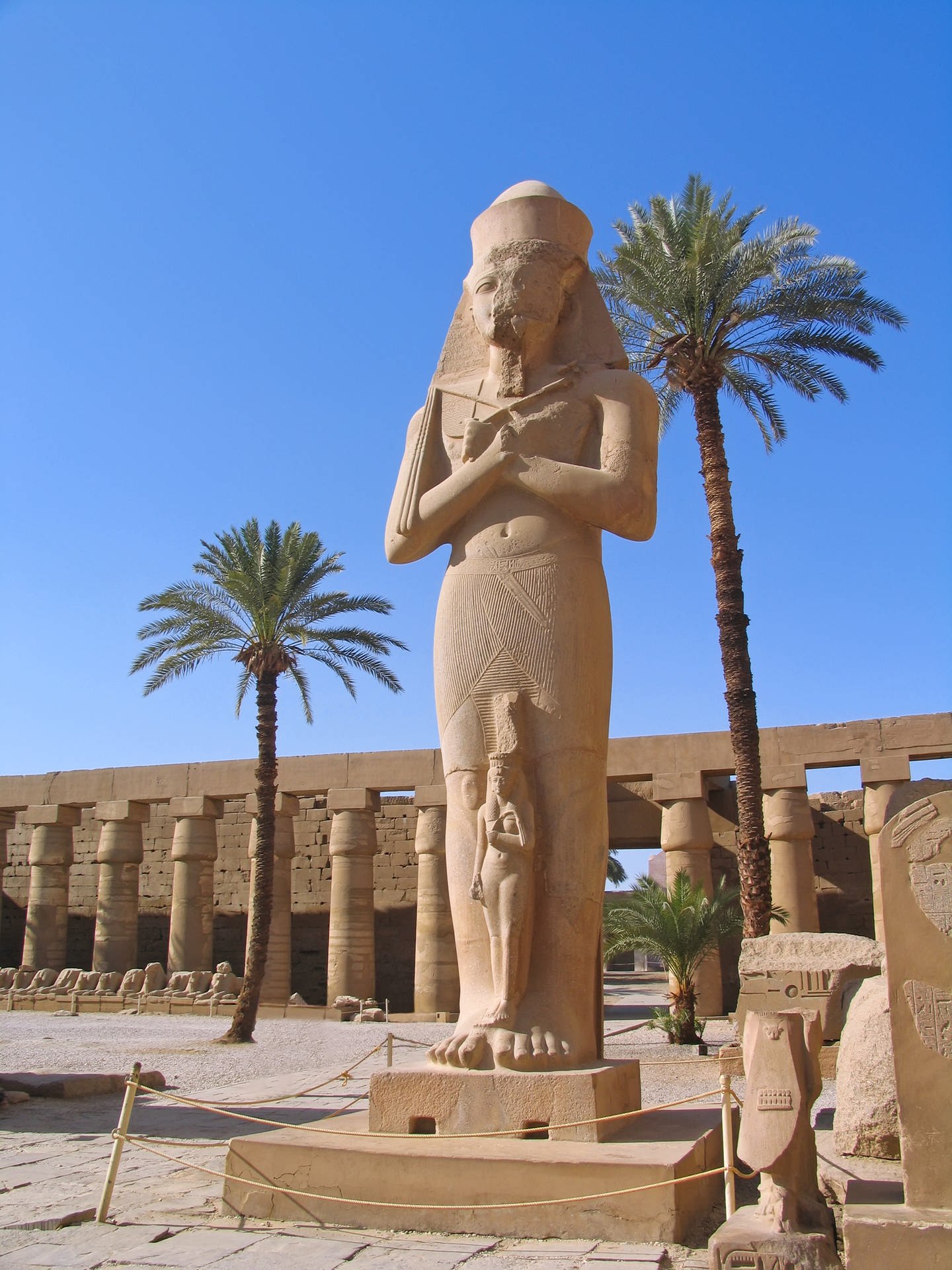  Die Statue von Ramses II. im Karnak Tempel 