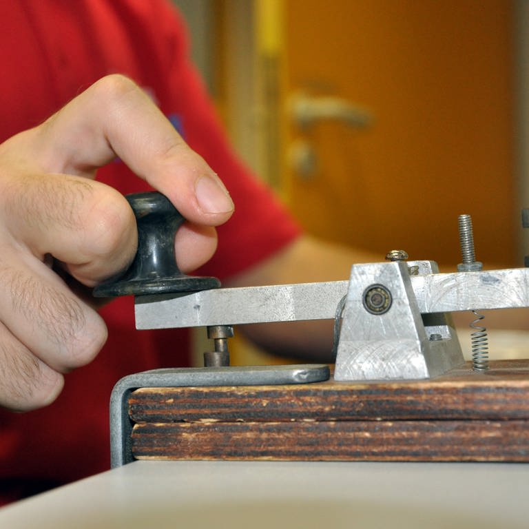 Ein Mann betätigt einen Morse-Telegrafen (Foto: dpa Bildfunk, picture alliance / dpa/ Fotografen: Matthias Benirschke)