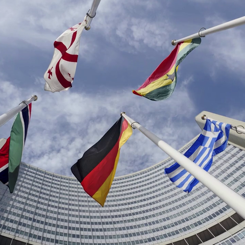 Flaggen vor dem UN-Hauptquartier in New York